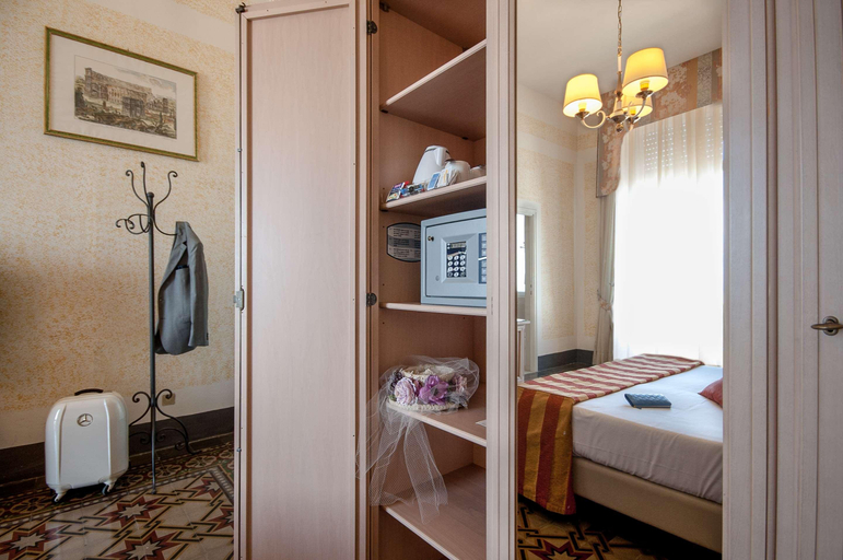 Bedroom 3, Grand Hotel Royal, Lucca