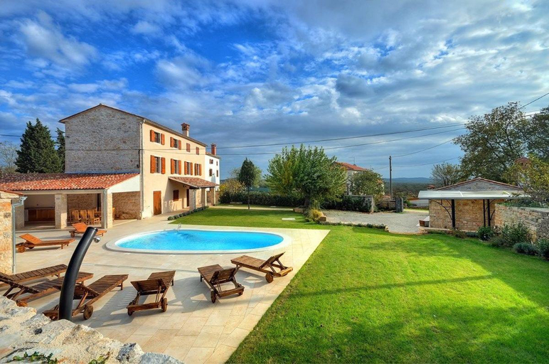 Sport & Beauty 2, Holiday Home in Golas with Private Pool, Bale