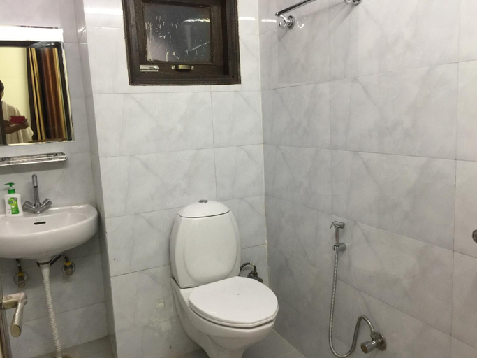 Bathroom 2, The Raveesh Apartment E24, Delhi