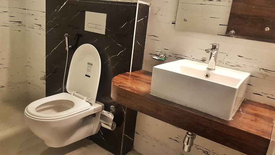 Bathroom 4, HOTEL DELHI AEROCITY, Delhi