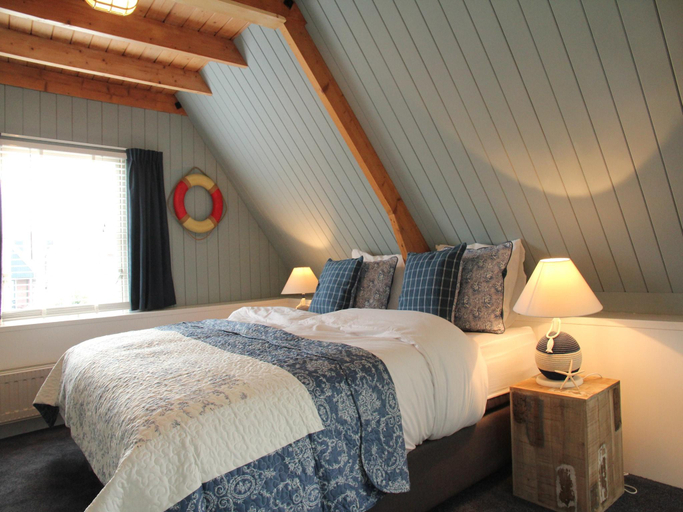 Others 2, Holiday Home in Hindeloopen by Lake, Nijefurd