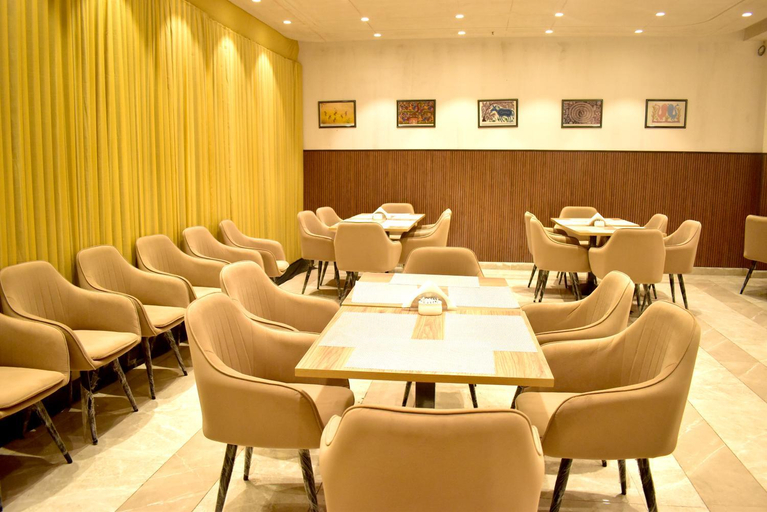 Food & Drinks 5, Qotel Signature Coleman Janakpuri, Delhi