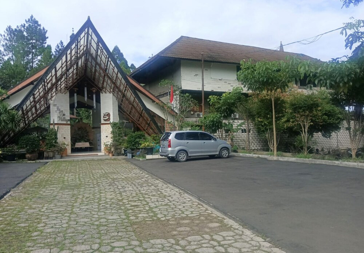 Exterior & Views