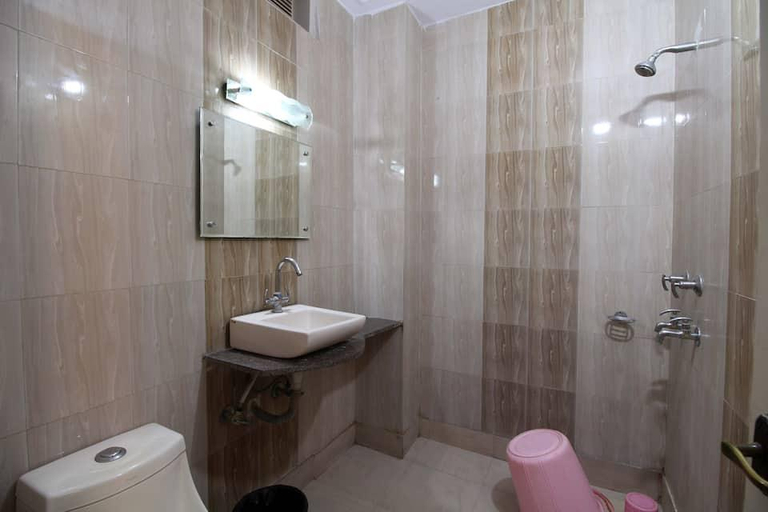 Bathroom 4, Hotel India International Dx., Delhi