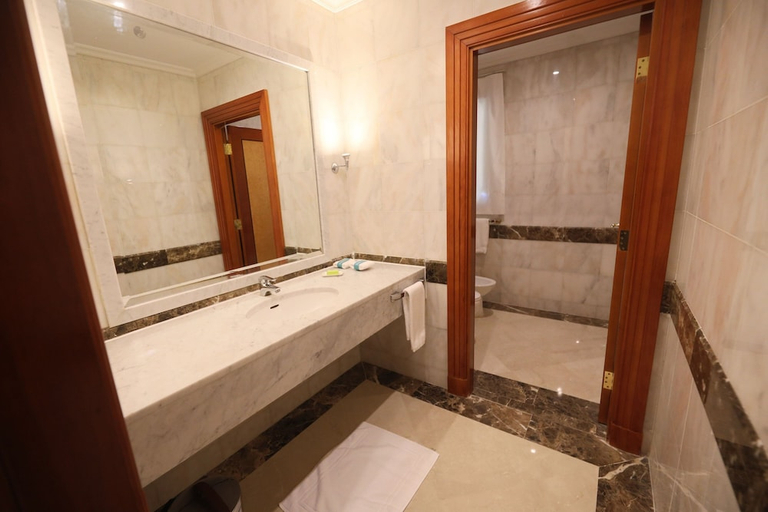 Bathroom 5, Le Meridien Hotel Medina, Al Madinah Al Munawwarah