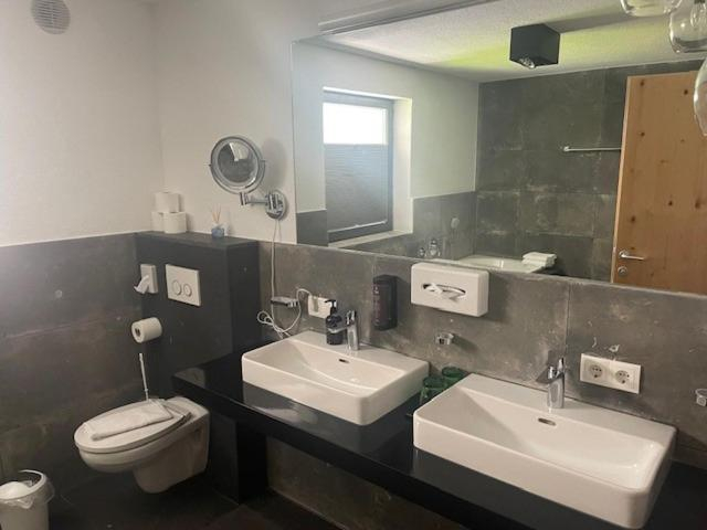 Bathroom 3, Hotel Beverly Hill, Landeck