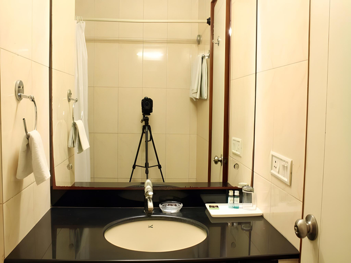 Bathroom 4, Hotel Grand President, Delhi