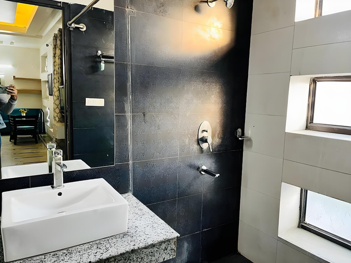 Bathroom 4, Qotel Comfort Golden Saffron Punjabi Bagh, Delhi