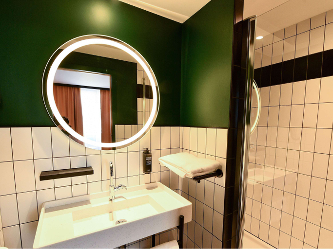 Bathroom 4, ibis Styles Dijon Central, Côte-d'Or