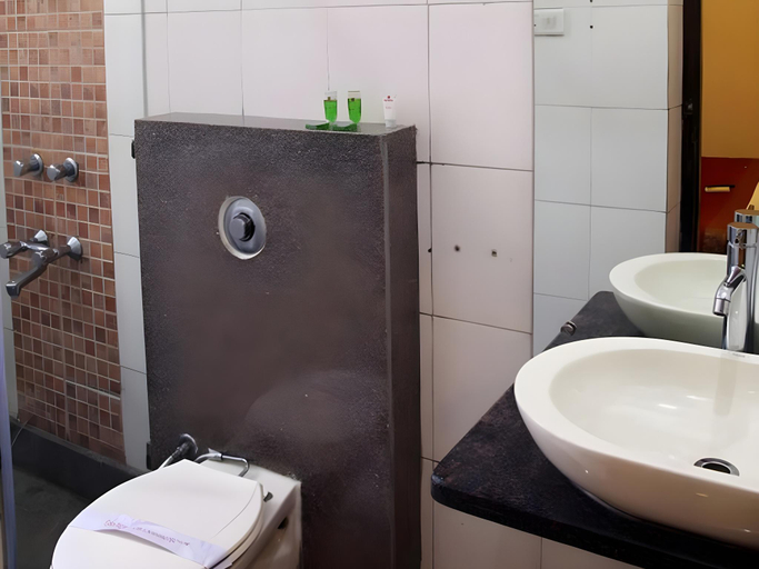 Bathroom 4, Hotel Rupam, Delhi