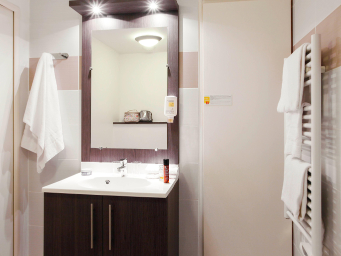 Bathroom 4, Aparthotel Adagio Access Marseille Saint-Charles, Bouches-du-Rhône