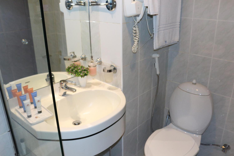 Bathroom 5, Al Khaleej Grand Hotel, Dubai