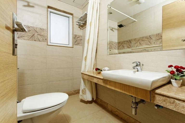 Bathroom 4, Silver Oak Hotel, Gurgaon