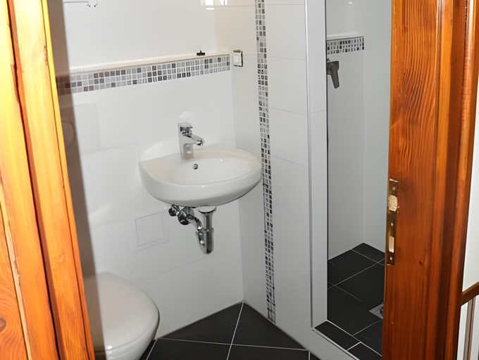 Bathroom 3, Central Panzio, Érd