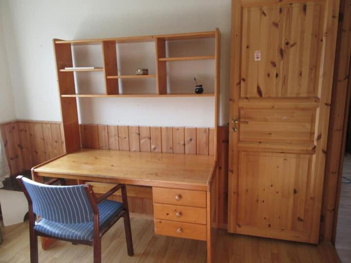 Others 3, Airbnb and Booking at Postvegen 95, Giske