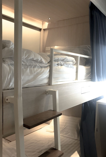 Bedroom 3, Kinnon Deluxe Hostel Coworking Cafe, Bang Rak