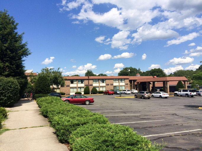 Exterior & Views 5, Travelodge by Wyndham Vernon CT, Tolland