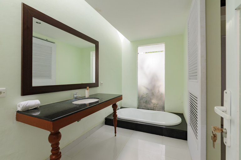 Bathroom 4, The Lavana Tans Astana Villa Seminyak, Badung