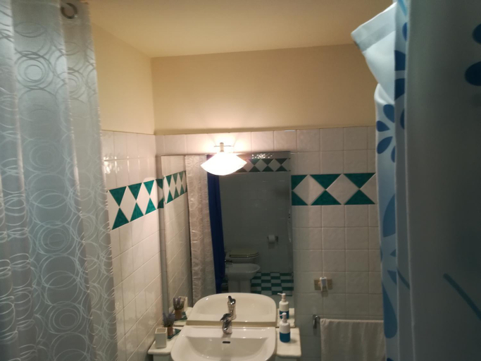 Bathroom 2, Affittacamere Lo Scoiattolo di Mannocchi Lorella, Fermo