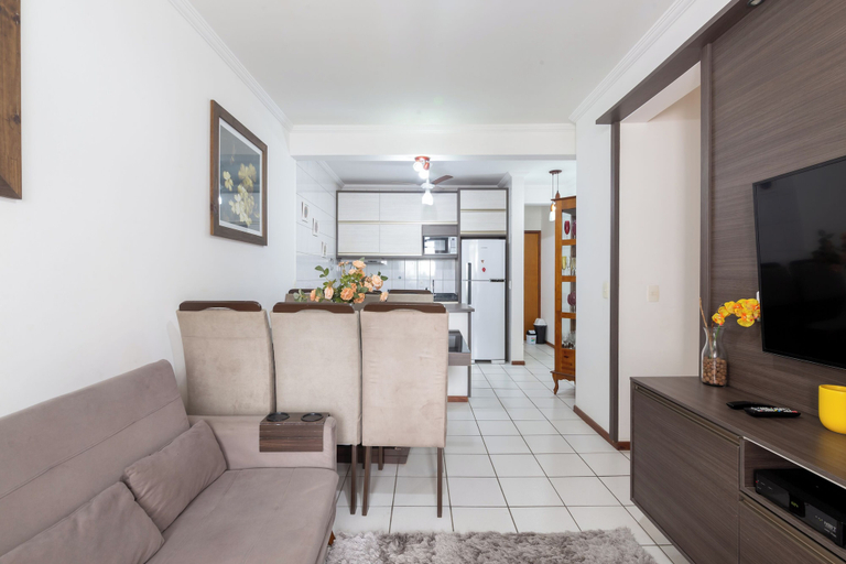 Living room 5, Apto 2Qts a 650m da praia no centrinho LIB203, Florianopolis