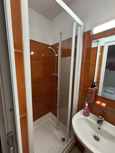 Others 2, Hotel La Platouri, Voluntari