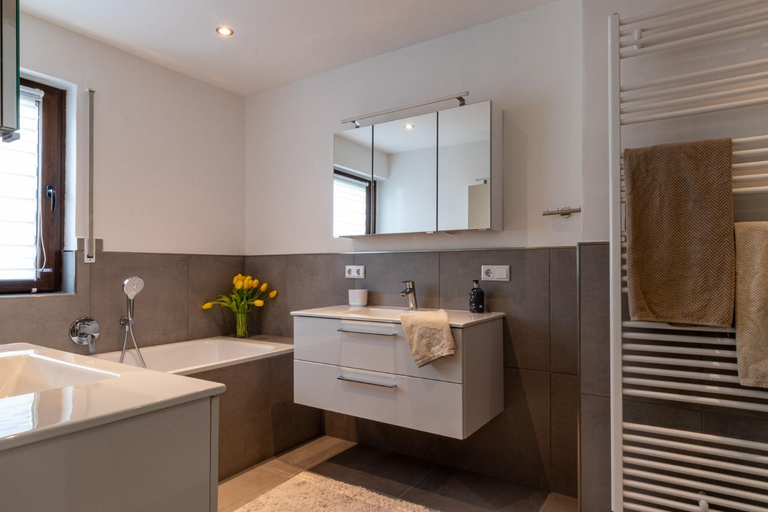 Bathroom 3, Modernes Split-Level Haus nahe am Hennesee, Hochsauerlandkreis