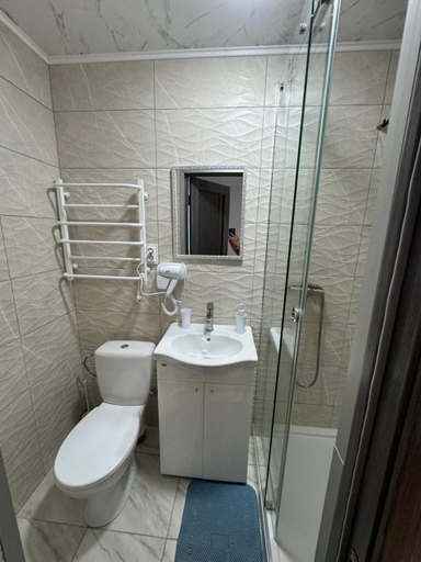 Bathroom 3, Рута Хелз, Drohobyts'kyi
