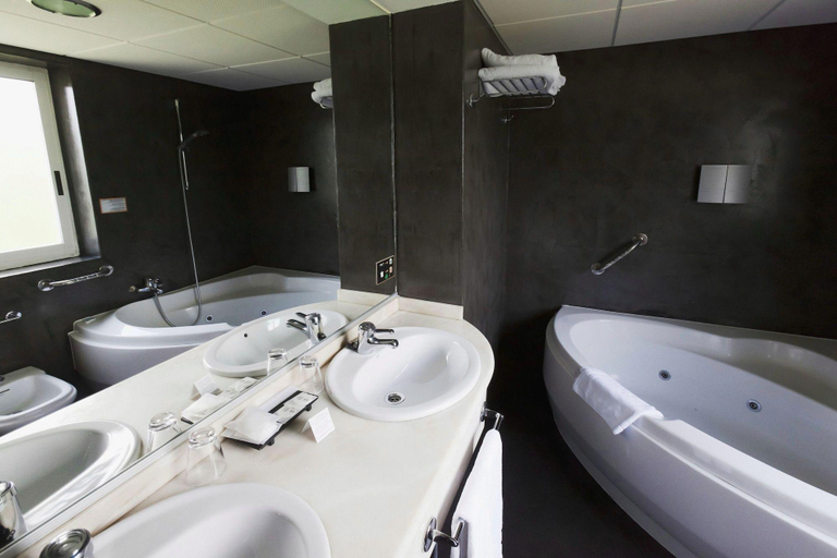 Bathroom 4, Hotel Rio Bidasoa, Guipúzcoa