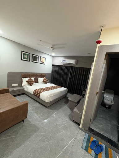 Room 4, Hotel R Town, Vadodara