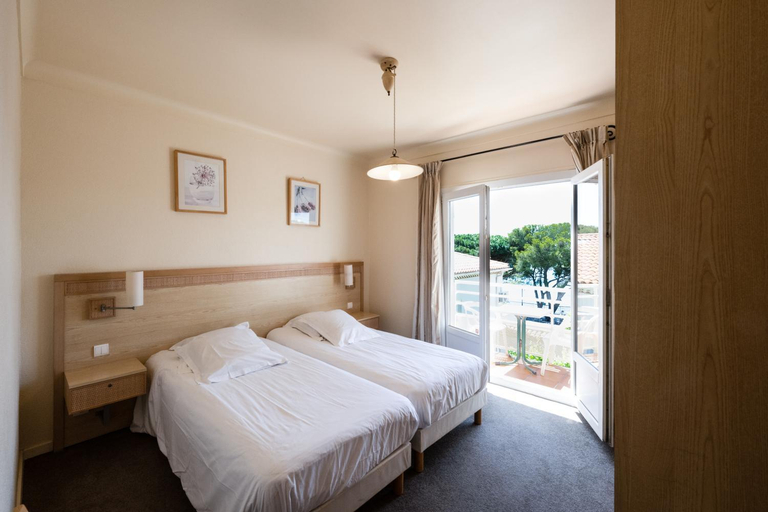 Bedroom 2, Logis Hotel le Provencal Rest les Muriers, Var