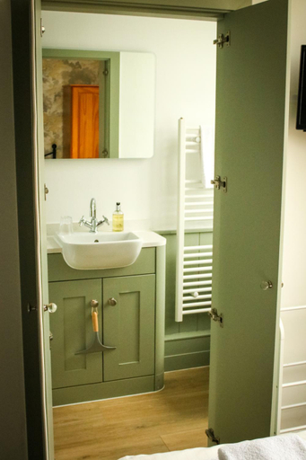 Bathroom 2, Waverley B & B, Somerset