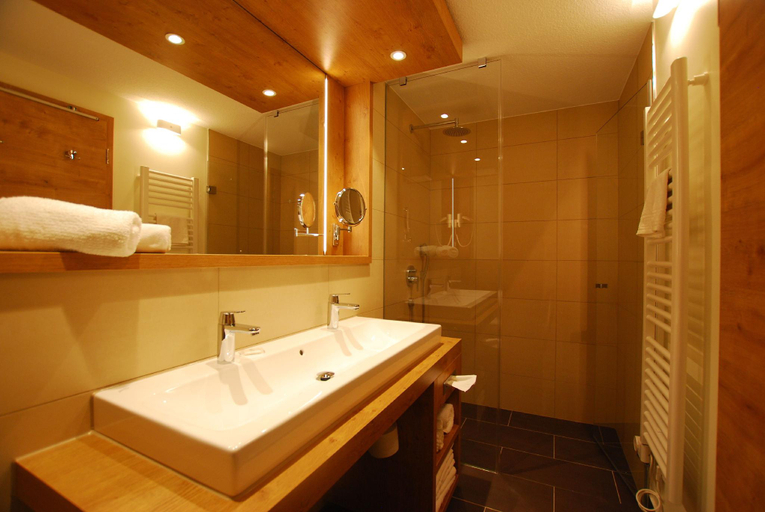 Bathroom 2, Gasthaus Sonne Neuhausle, Breisgau-Hochschwarzwald