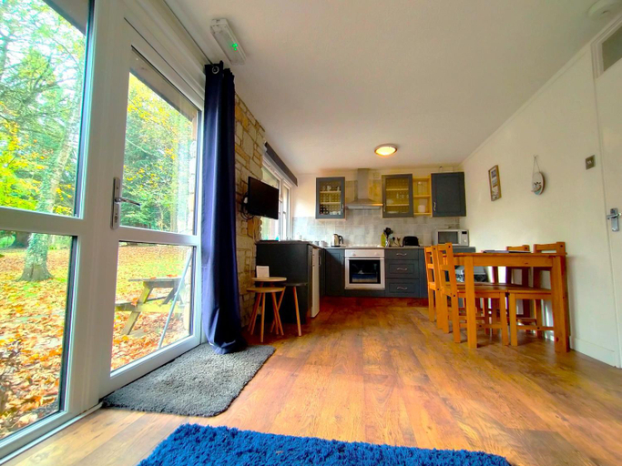 2, Painters Cottage 2-Bed Chalet Free Leisure Passes, Cornwall