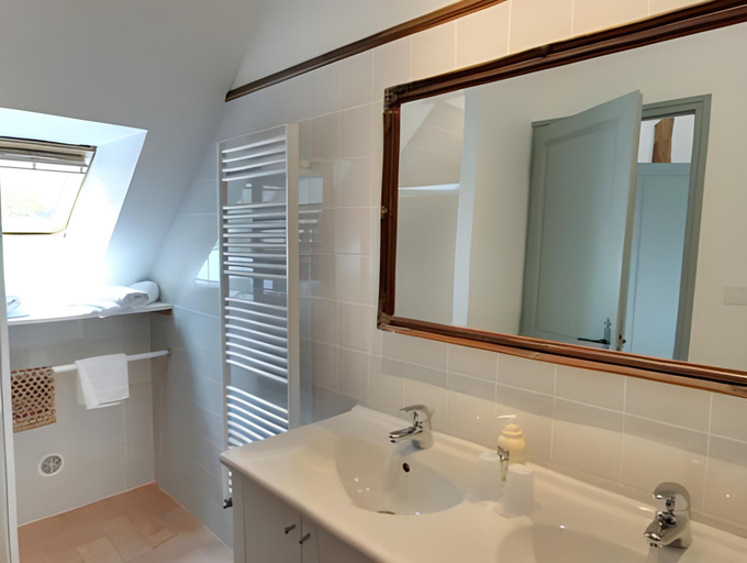Bathroom 2, Le Domaine de Belleville, Manche