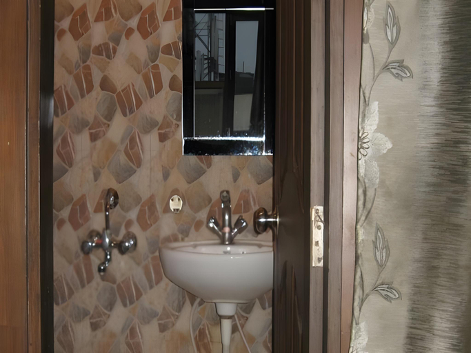Bathroom 3, Hotel S B Inn, Delhi