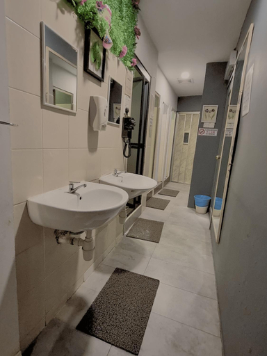 Bathroom 5, Travelogue Guest House, Kuala Lumpur