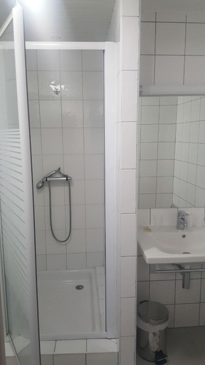Bathroom 4, Paese di Lava, Corse-du-Sud