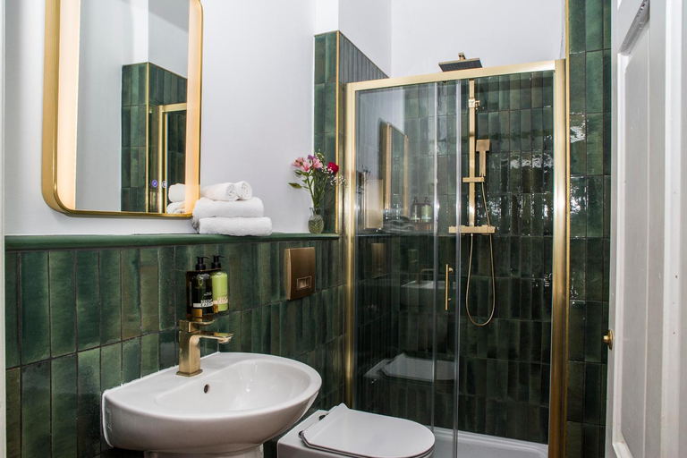 Bathroom, The Historical Harcourt Suites, Dublin
