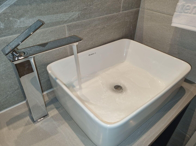 Bathroom 3, Ocean Park Nine Hotel, Jung