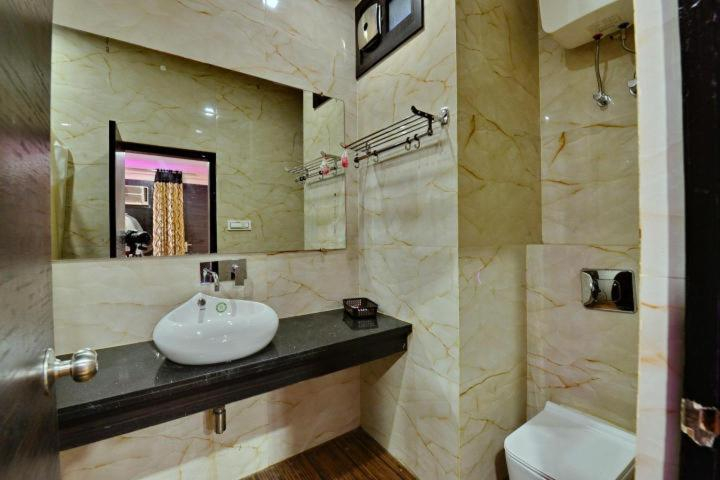 Bathroom 4, Hotel Samrat, Gurgaon
