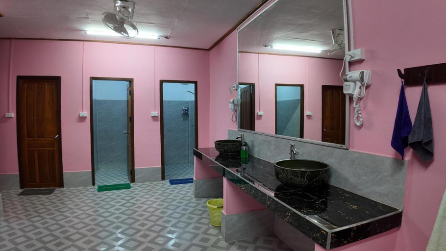 Bathroom 2, Funny Riverside Backpackers, Luang Prabang