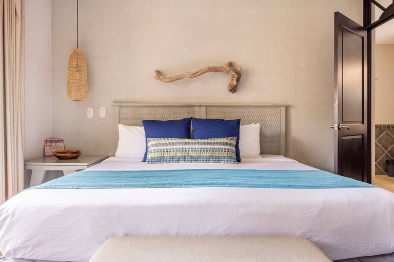 Room 5, Bahia Encantada C3, Garabito