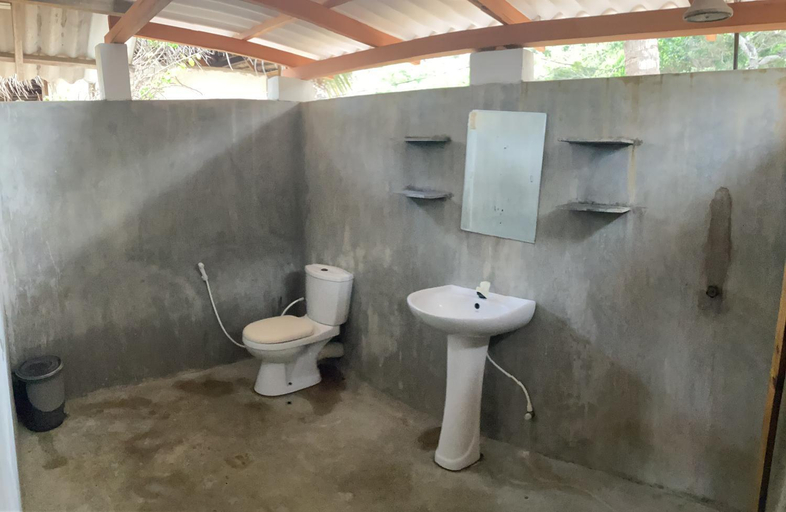 Bathroom 3, Upali Beach Surf Resort & Cafe, Pothuvil