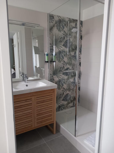 Bathroom 2, Logis Hermitage, Côtes-d'Armor