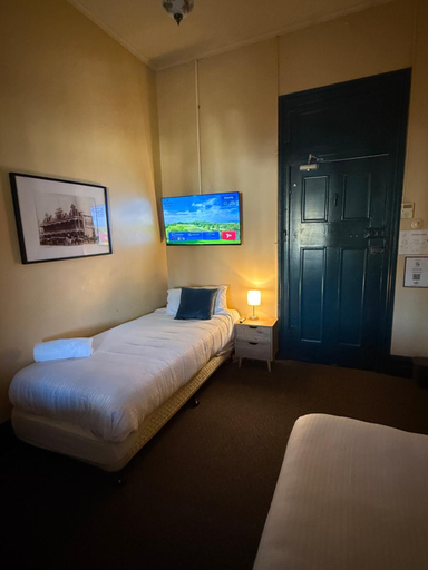 Bedroom 2, Bellbird Hotel, Cessnock