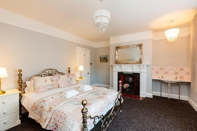 Bedroom 2, Westholme Lodge, Somerset