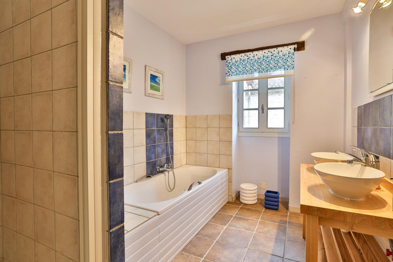 Bathroom 3, Raisin et Toile - French American Retreat, Dordogne