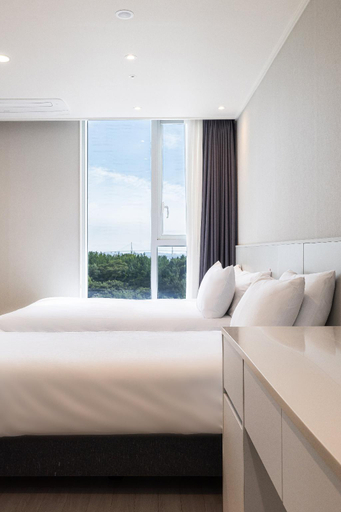 Bedroom 2, Ocean Park Nine Hotel, Jung
