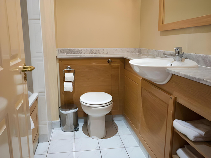 Bathroom 4, Newgrange Hotel