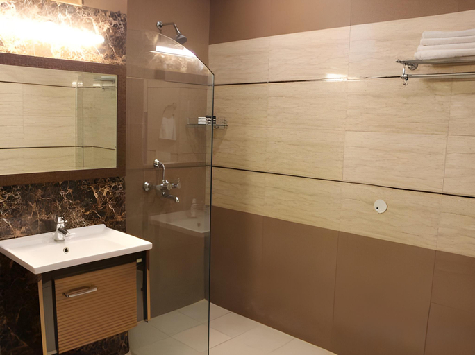 Bathroom, Imperial Park, Gurgaon